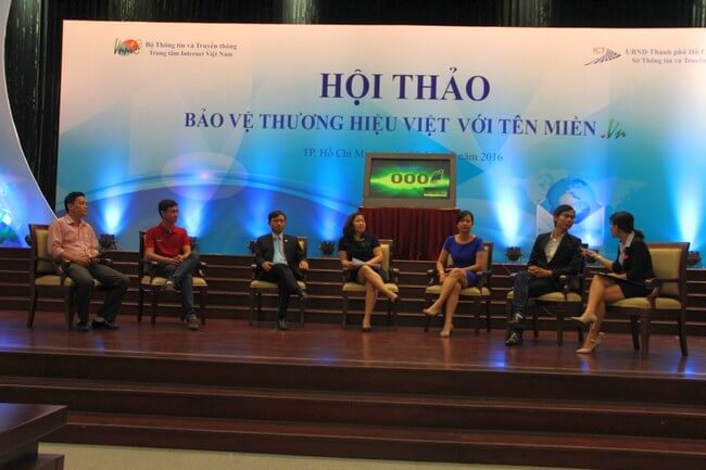 TGĐ.ESC Ông Nguyễn Anh Tuấn (Thứ 3 từ trái sang) cùng đại diện các NĐK khác tọa đàm trả lời các câu hỏi của khách hàng