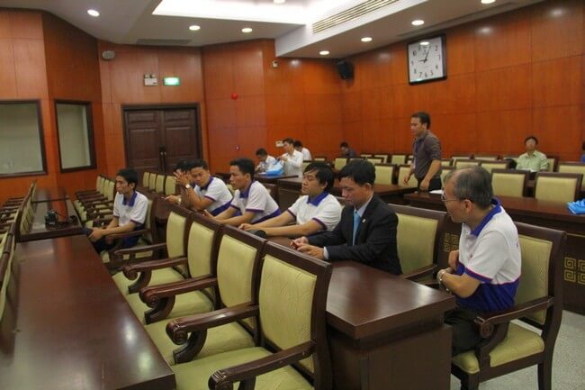 Nhân viên ESC cùng ông Nguyễn Anh Tuấn (TGĐ ESC TP.HCM) và ông Hoàng Mạnh Khải (TGĐ ESC HN) có mặt từ sớm để hỗ trợ công tác chuẩn bị cùng VNNIC