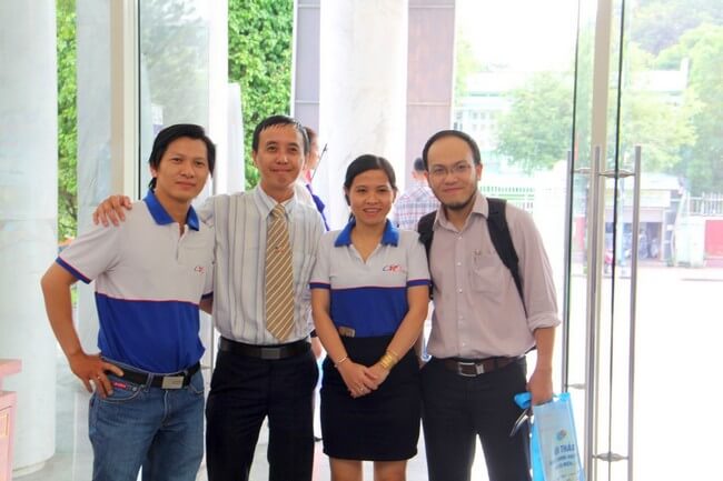 PGĐ ESC Ông Lê Xuân Thông (Ngoài cùng bên trái) và Trưởng phòng CSKH Bà Nguyễn Thị Đức Hạnh cùng chụp hình lưu niệm với khách hàng.