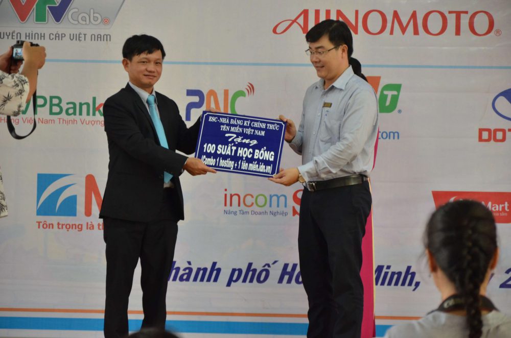 Ông Nguyễn Anh Tuấn (Bên trái) Giám Đốc - ESC trao Học bổng cho đại diện nhà trường