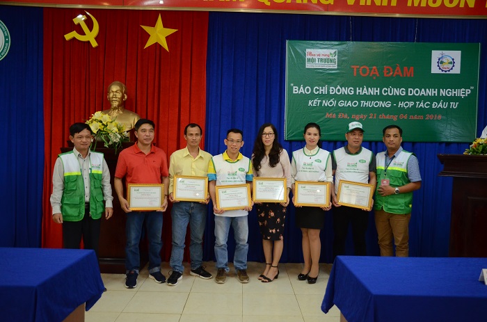 Ông Nguyễn Anh Tuấn, Trưởng VPTT phía Nam và ông Dương Bình Thuận, Trưởng Ban tổ chức Sự kiện trao giấy chứng nhận cho các thành viên.