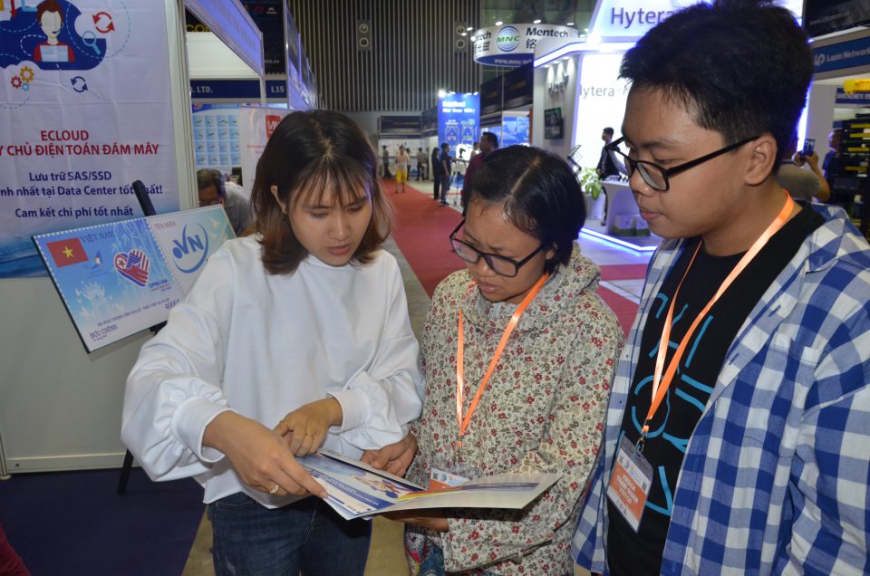 Nhân viên ESC đang tư vấn cho khách hàng tại triển lãm ICTCOMM Vietnam 2019.
